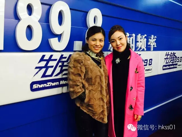 王俊華女士與先鋒898主播合影 王俊華女士與先鋒898主播合影