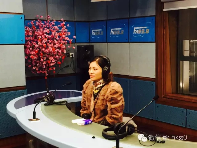 王俊華女士在先鋒898播音室 王俊華女士在先鋒898播音室