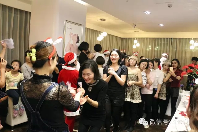 王俊華總裁親自贈予平安果 王俊華總裁親自贈予平安果