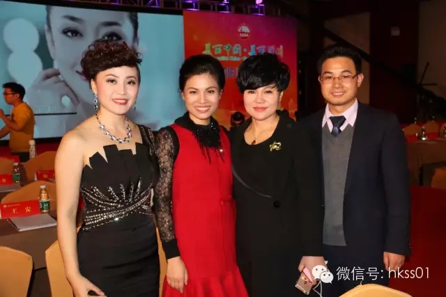 深圳美協(xié)副會(huì)長(zhǎng),盛世集團(tuán)董事長(zhǎng)王俊華女士作為貴賓攜華美學(xué)院王星宇校長(zhǎng)共同出席了本次晚會(huì) 深圳美協(xié)副會(huì)長(zhǎng),盛世集團(tuán)董事長(zhǎng)王俊華女士作為貴賓攜華美學(xué)院王星宇校長(zhǎng)共同出席了本次晚會(huì)