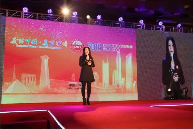 深圳美協(xié)黃乙晴會(huì)長(zhǎng)上臺(tái)致辭 深圳美協(xié)黃乙晴會(huì)長(zhǎng)上臺(tái)致辭