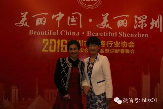 王俊華董事長(zhǎng)與朋友們親密交流并合影 王俊華董事長(zhǎng)與朋友們親密交流并合影